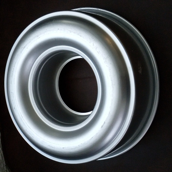 Wilton Round Ring 11" Bundt Cake Pan (512-2001) - Picture 2 of 3